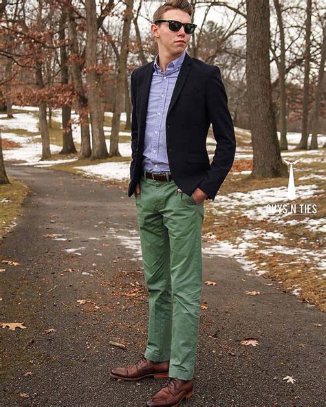 The Perfect Green Shirt: Which Color Pants to Wear?